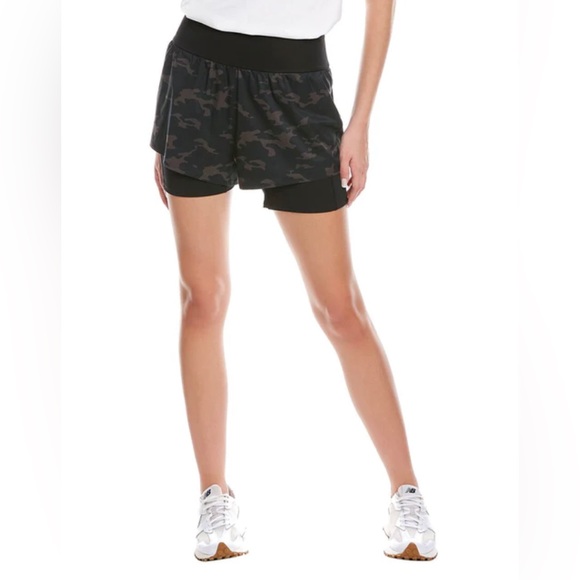 SPANX Pants - SPANX The Get Moving Short,‎ Black Camo! Zip Pocket Excellent Condition Size S